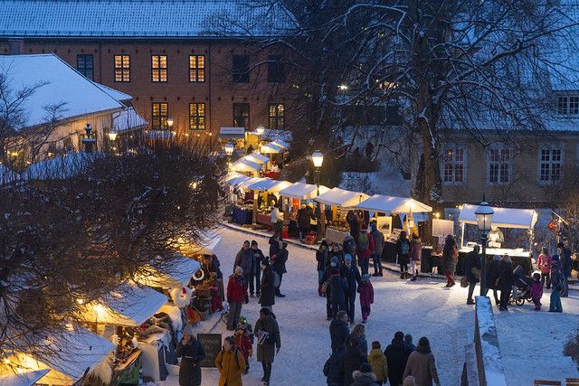mennesker på julemarked
