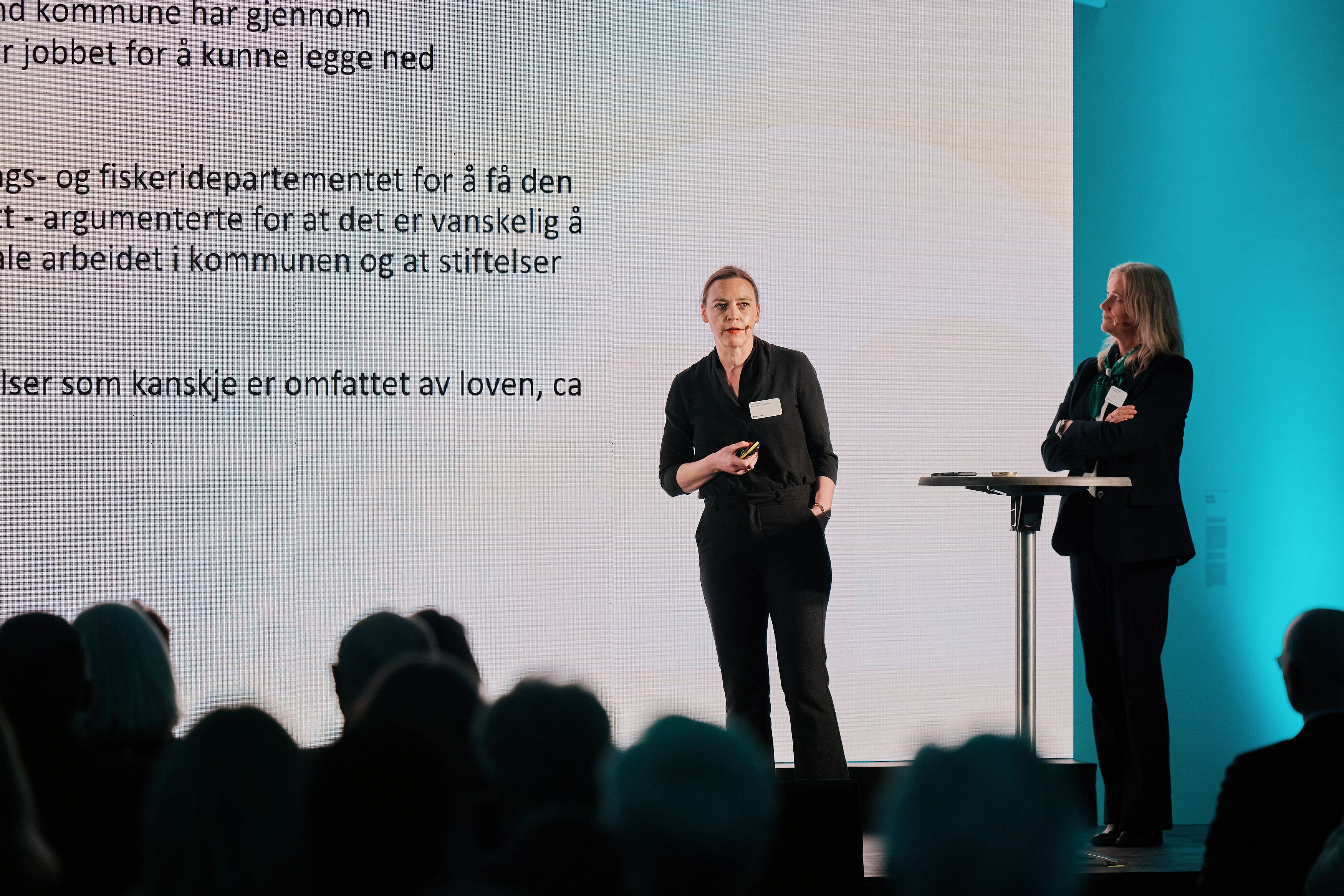 to kvinner på scene