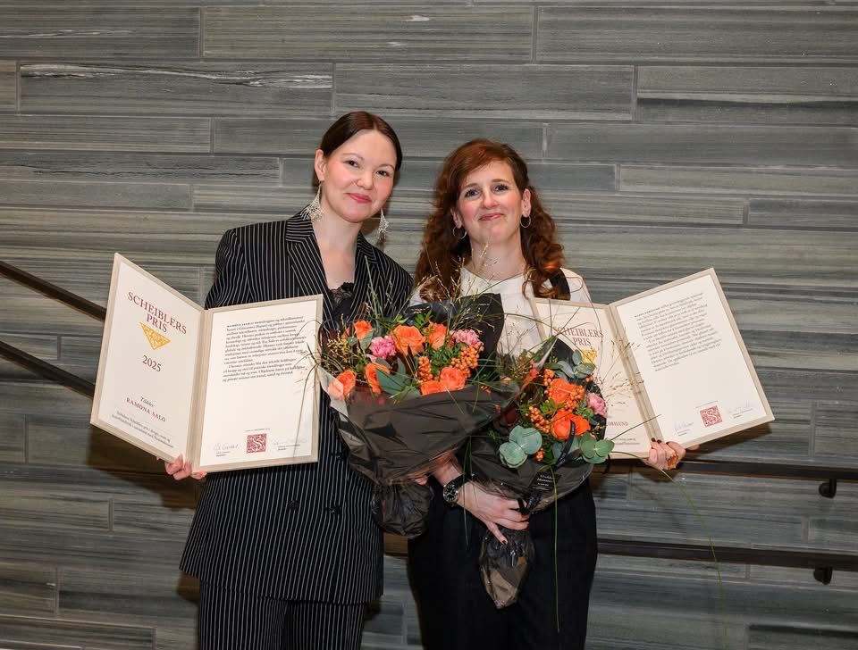 to kvinner mottar pris