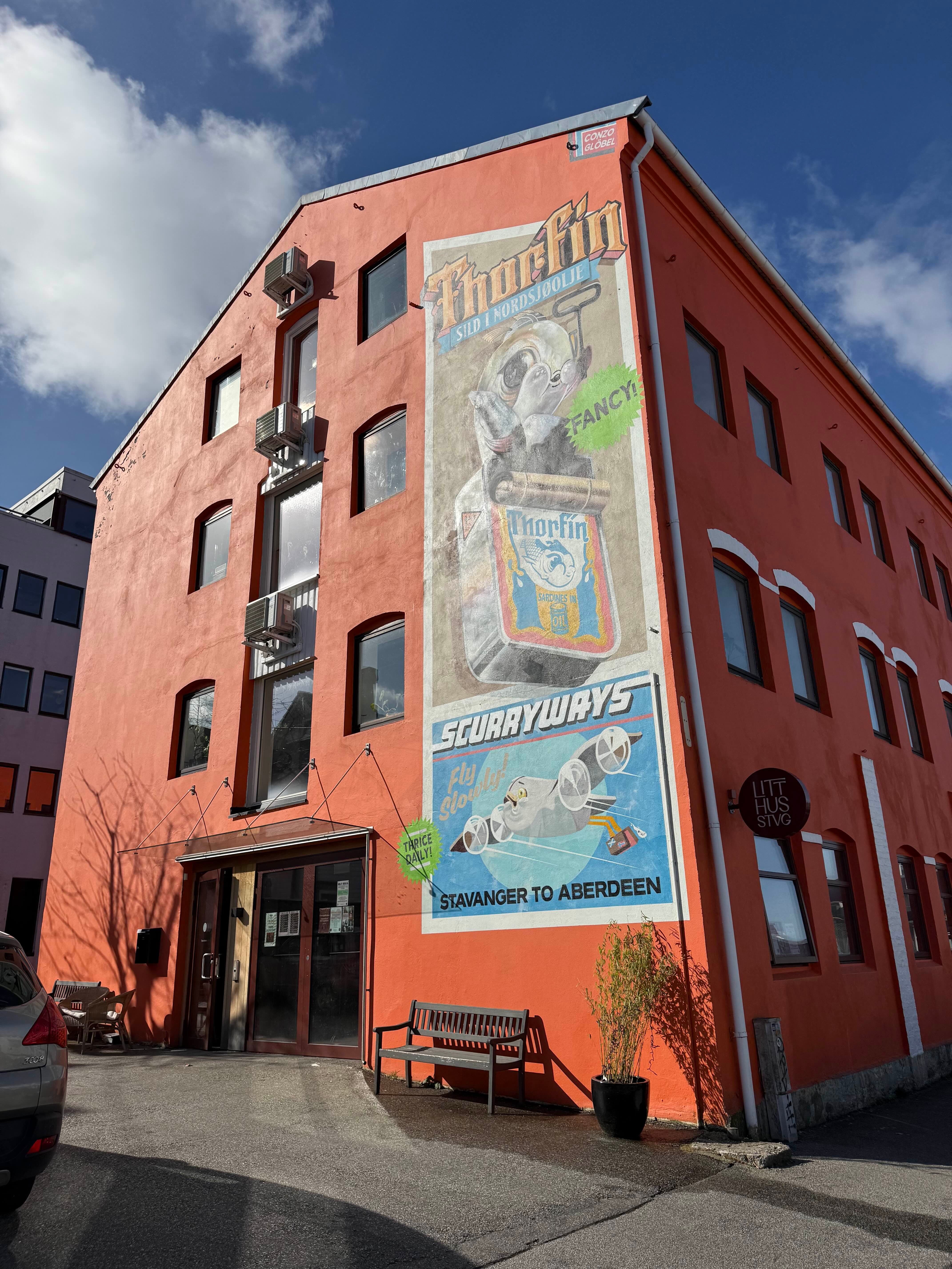 en rødmalt bygård