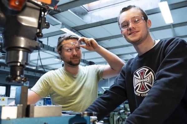 ungdom og veileder på laboratorium