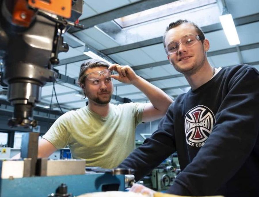 ungdom og veileder på laboratorium