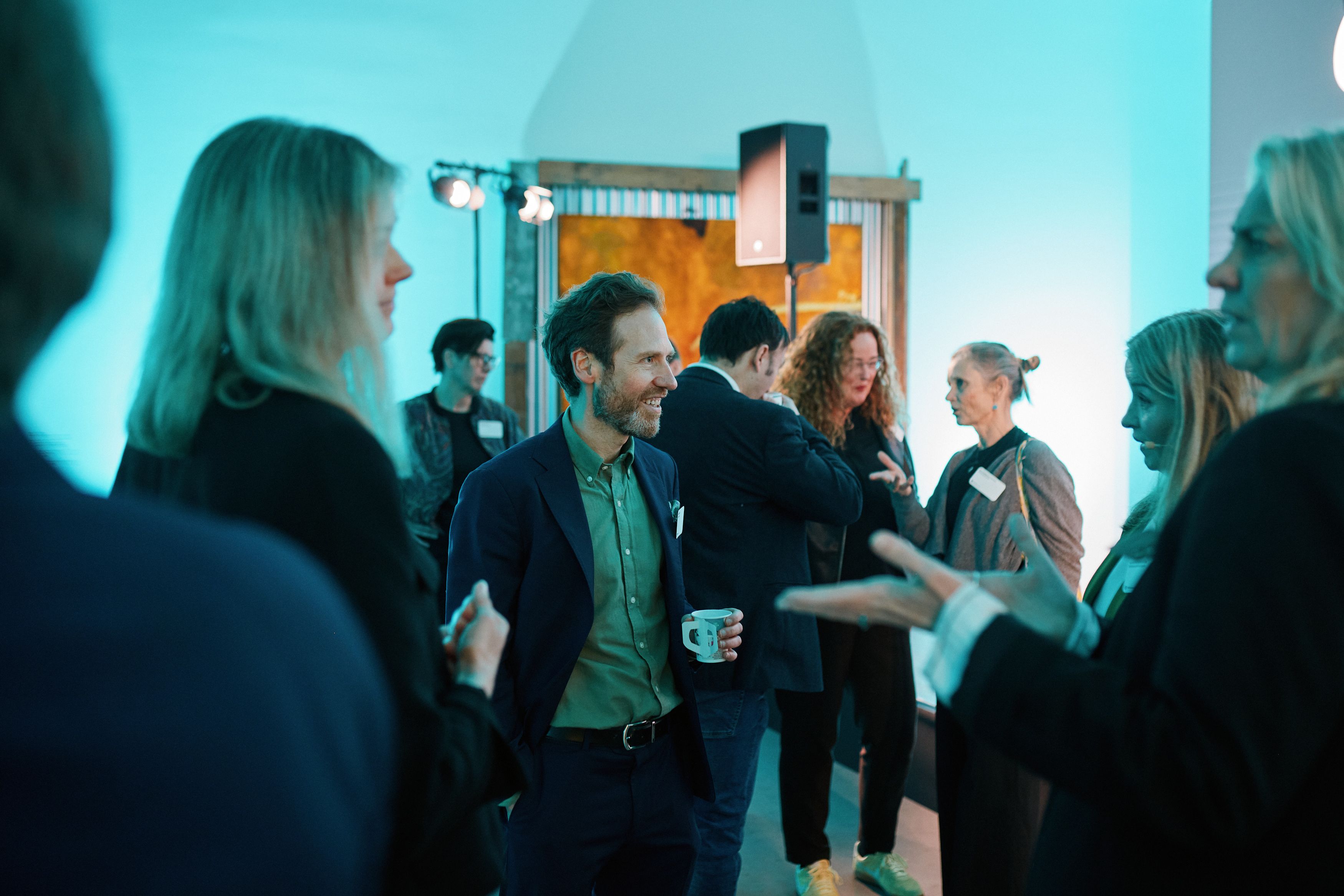 mennesker som mingler