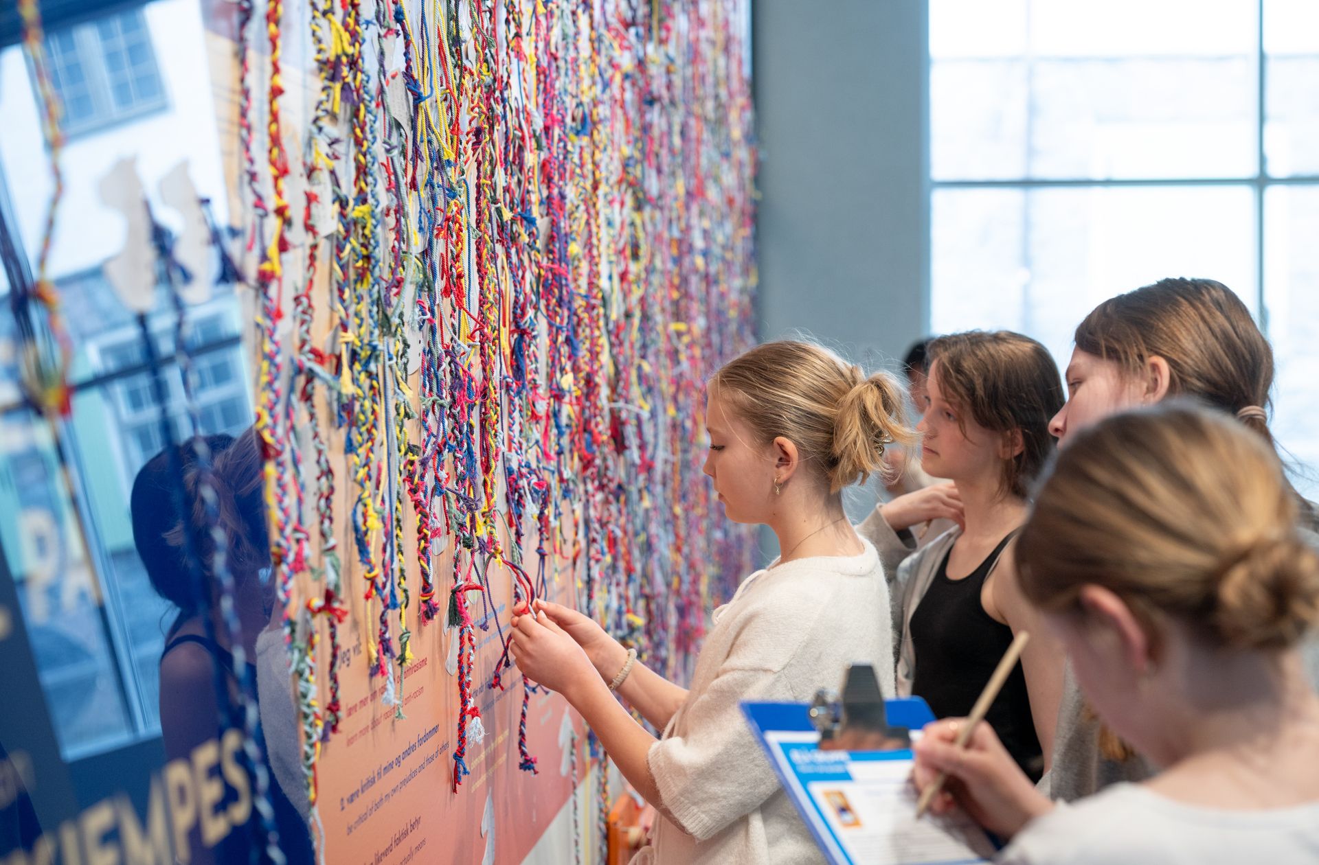 jenter som jobber med fletting av tråder