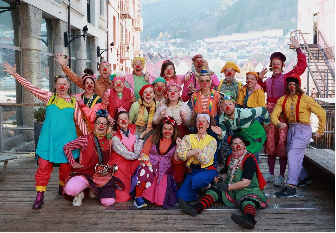 en stor gruppe sykehusklovner