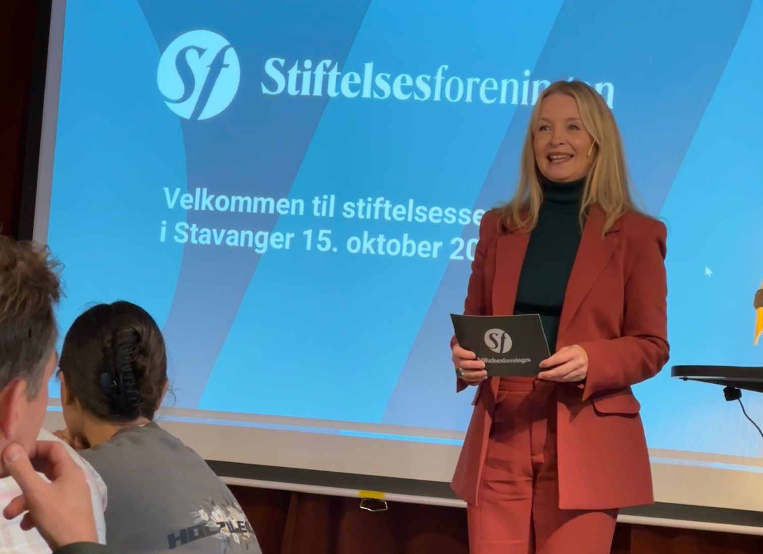 kvinne på scene