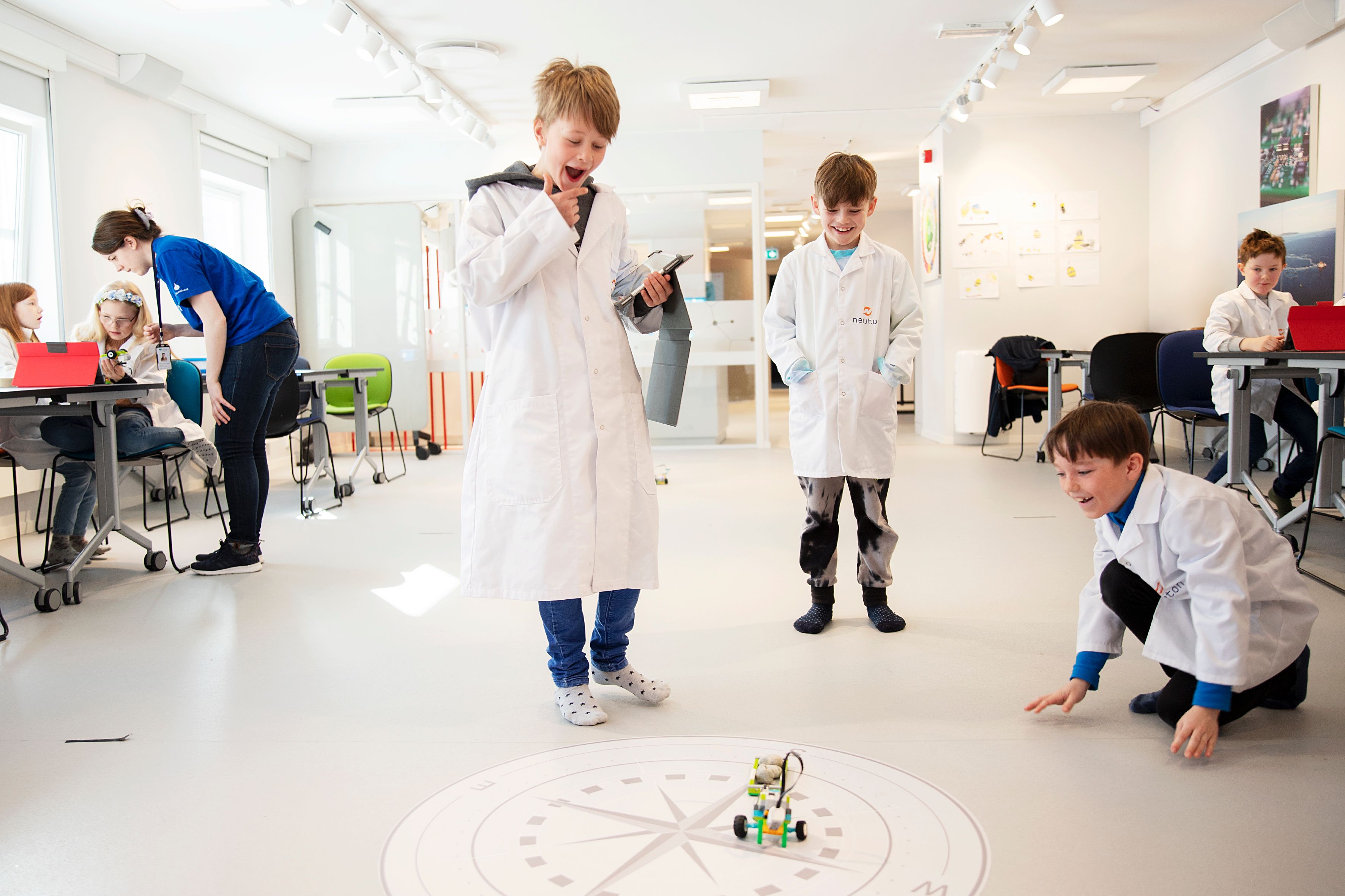 barn gjør eksperimenter på laboratorium