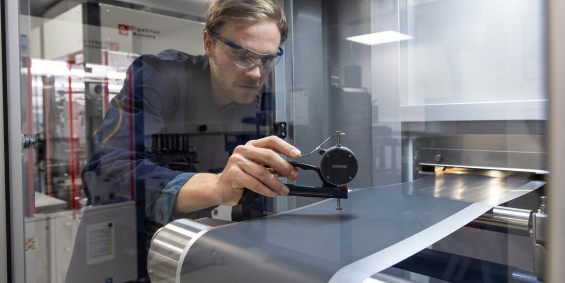 mann arbeider på laboratorium