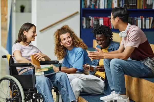 fire studenter på bibliotek