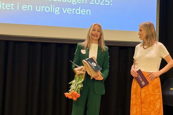 to kvinner på scene