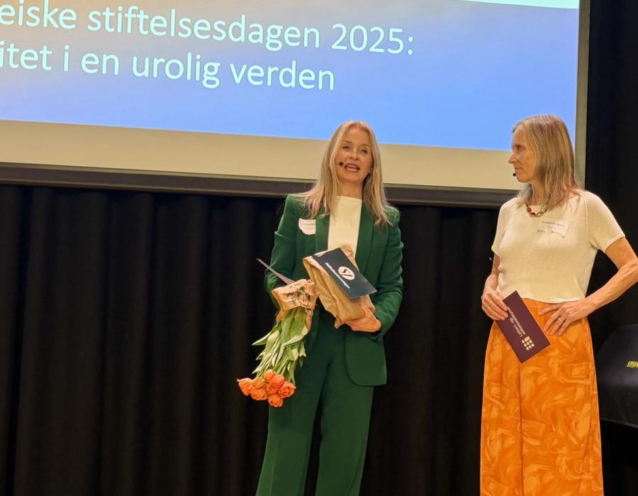to kvinner på scene