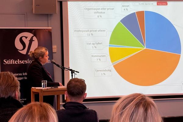 kvinne foran forsamling