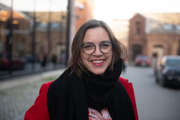 kvinne foran boliger/bygårder