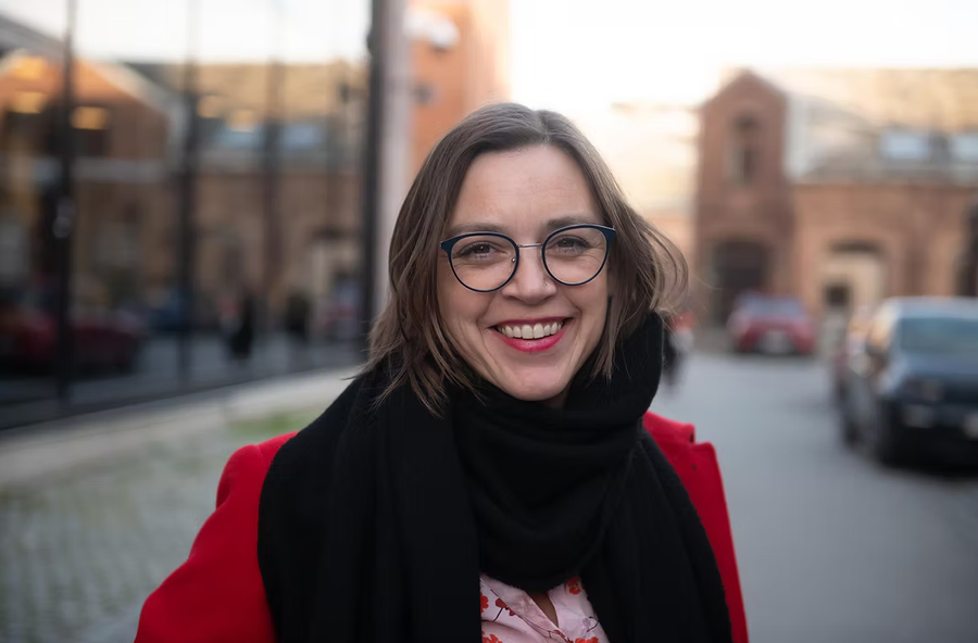 kvinne foran boliger/bygårder