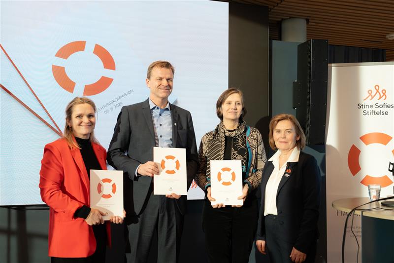 fire mennesker på en scene