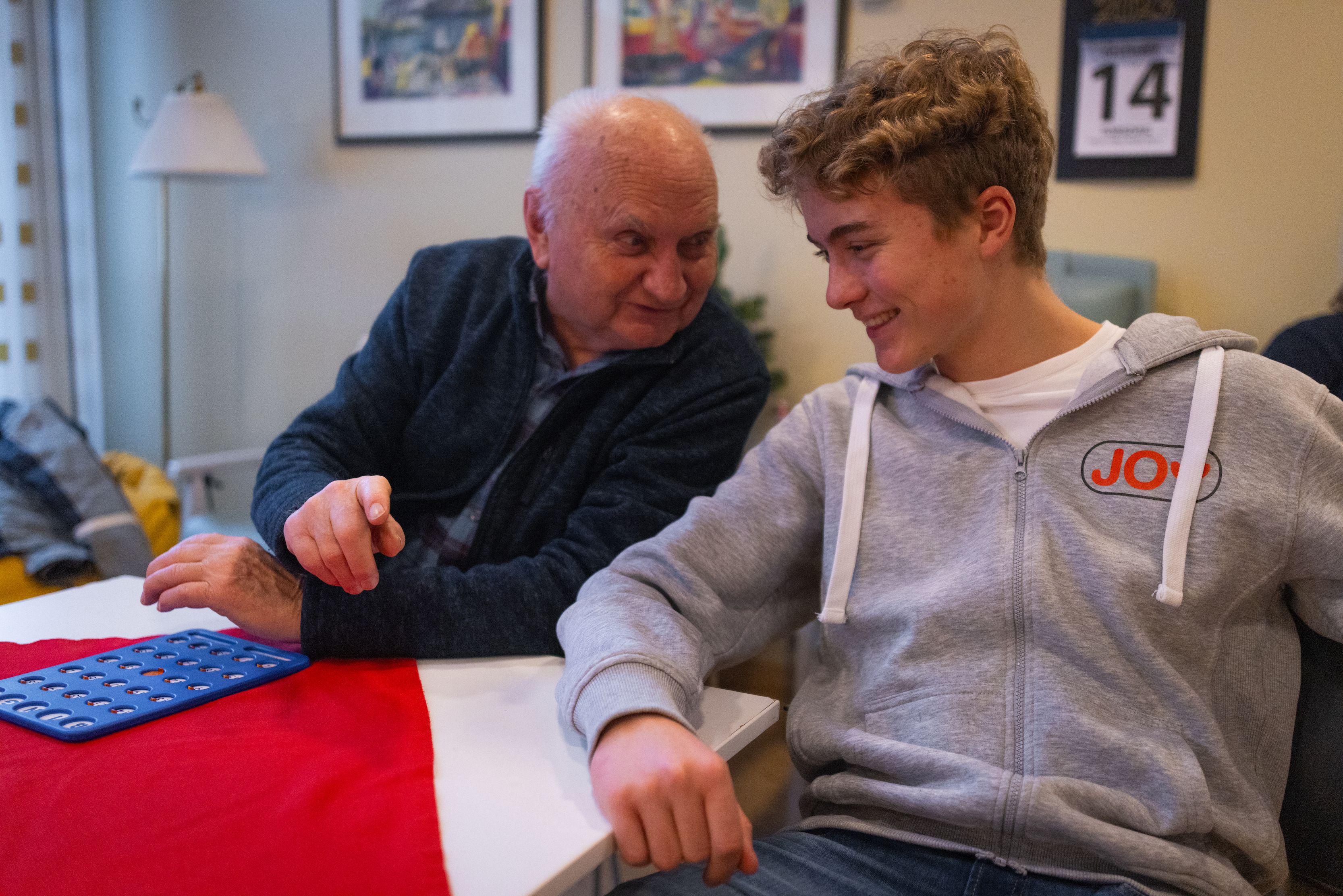 samtale mellom eldre mann og ung gutt