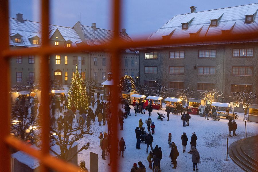 en åpen plass med mennesker snø vinter