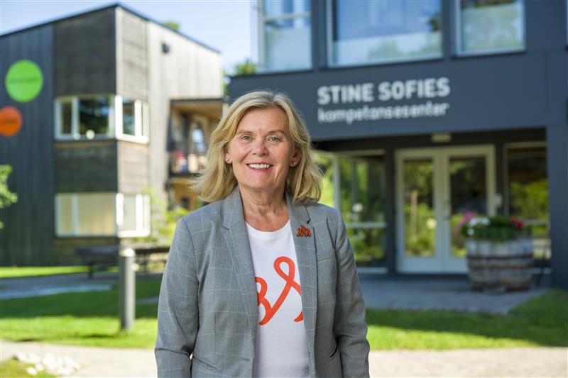 kvinne foran to bygg