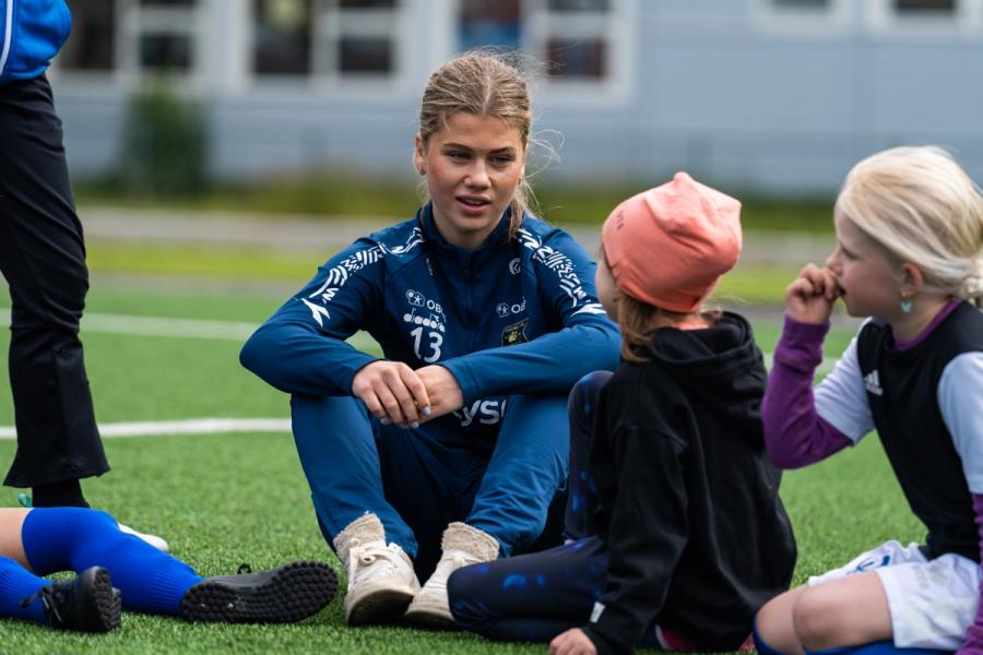 barn på en fotballbane