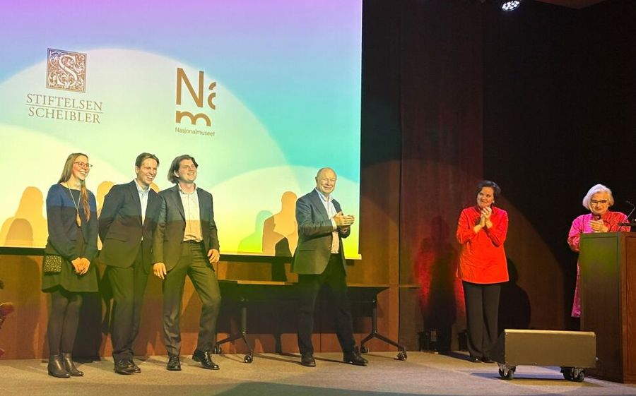 seks personer på en scene