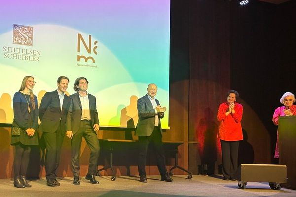 seks personer på en scene