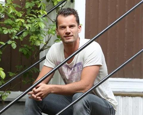 mann som sitter på trapp