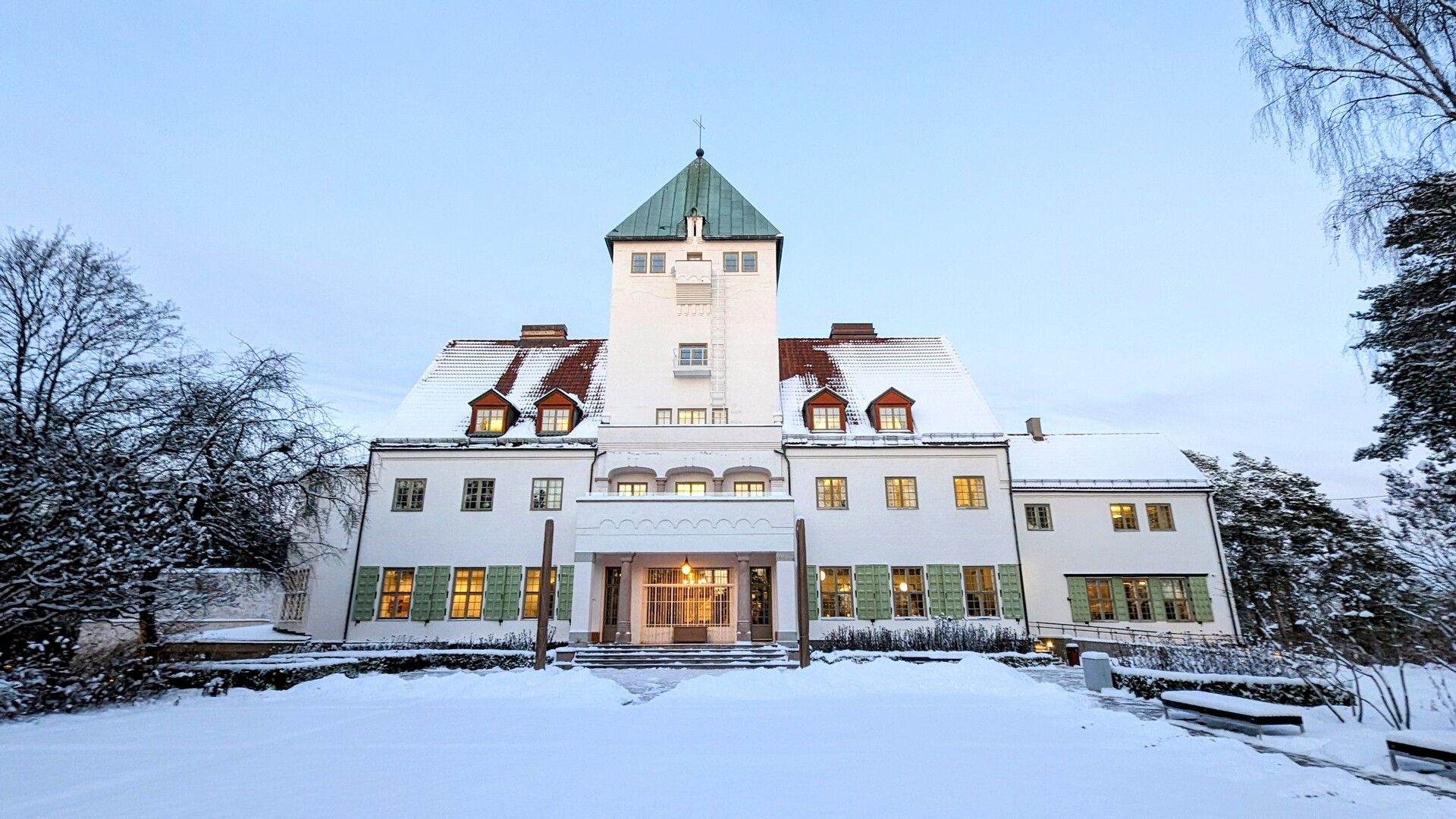 stort hvitt bygg i snølandskap