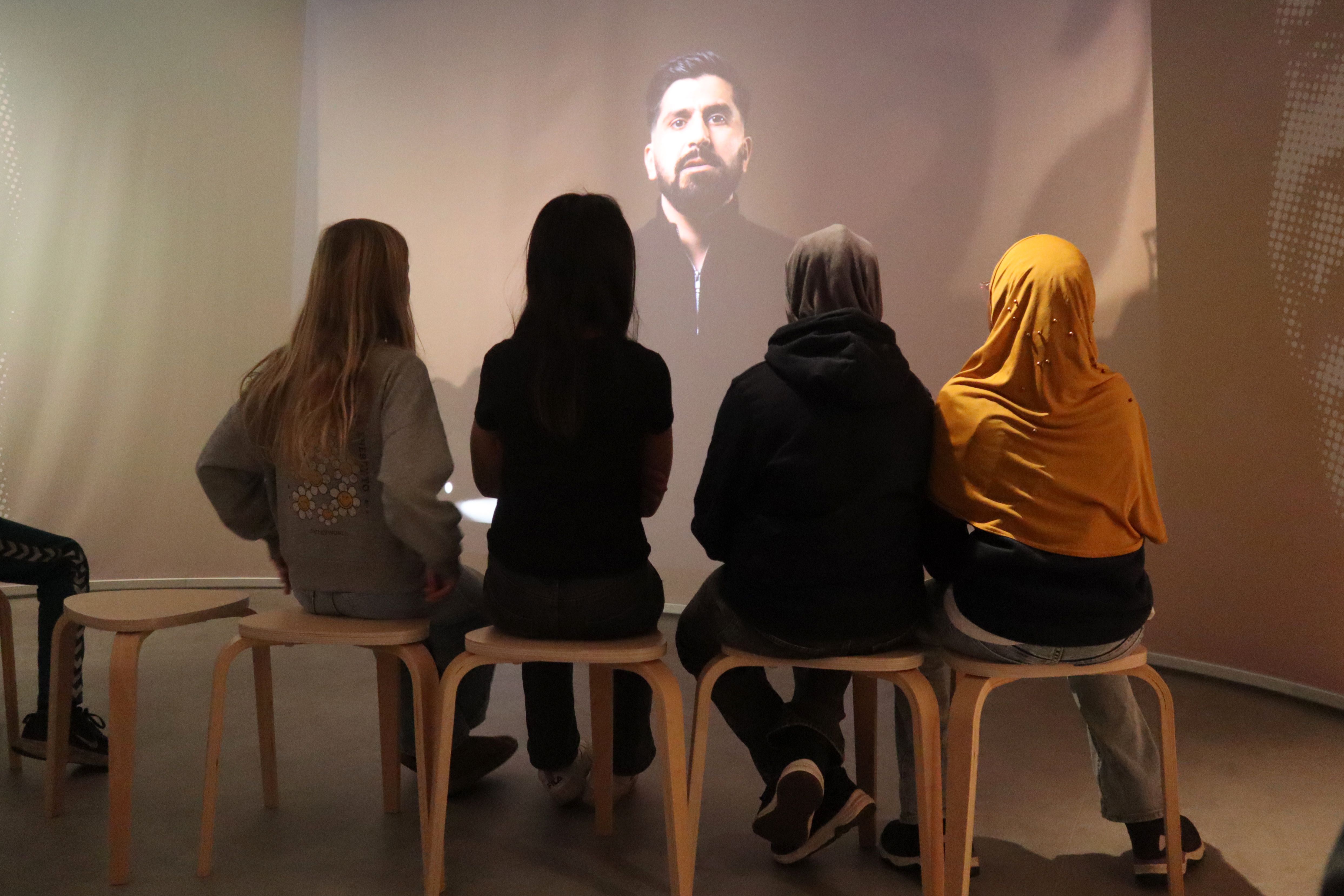 barn ser på bilde på utstilling