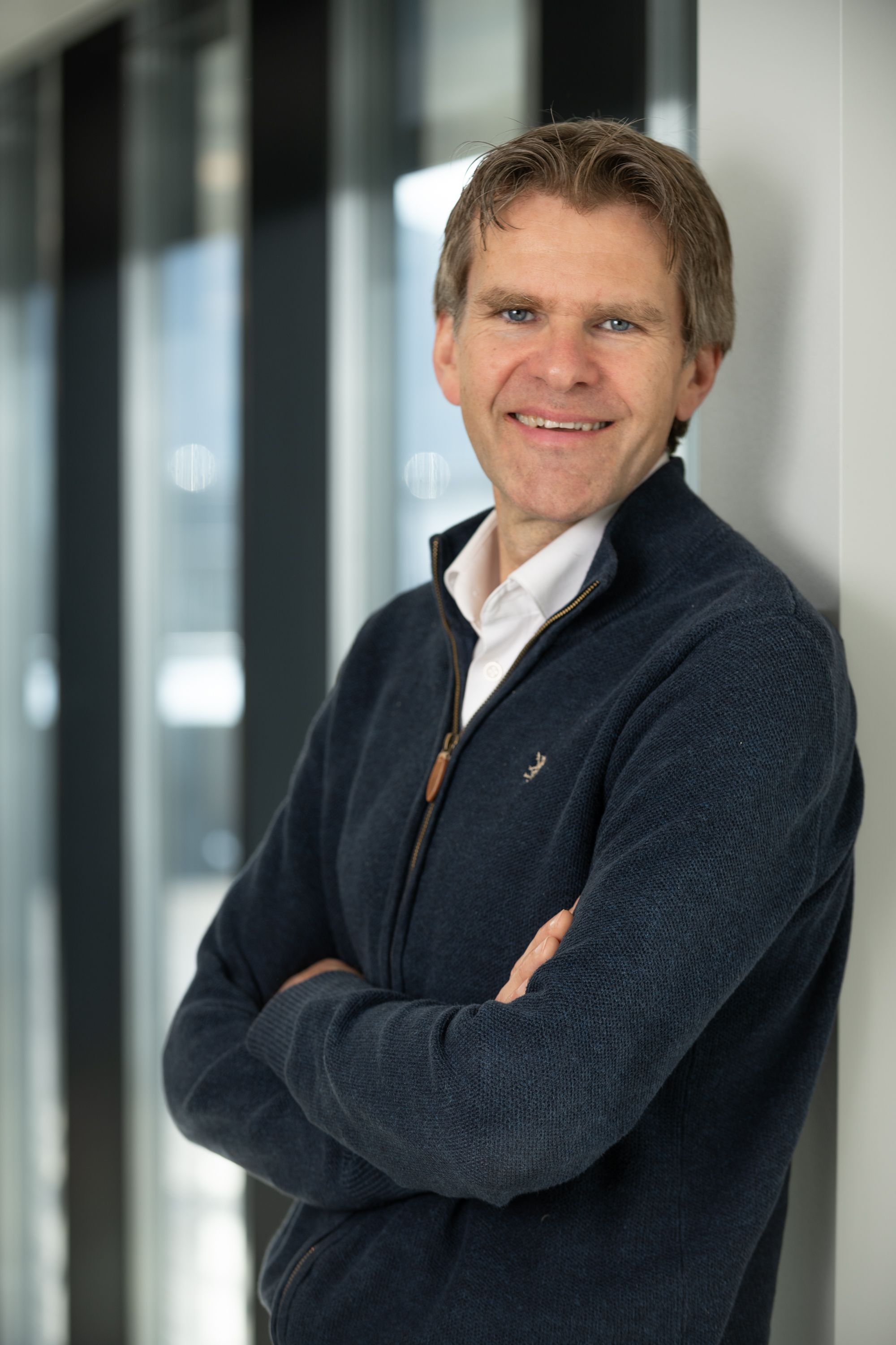 foto av mann i kontorlokale