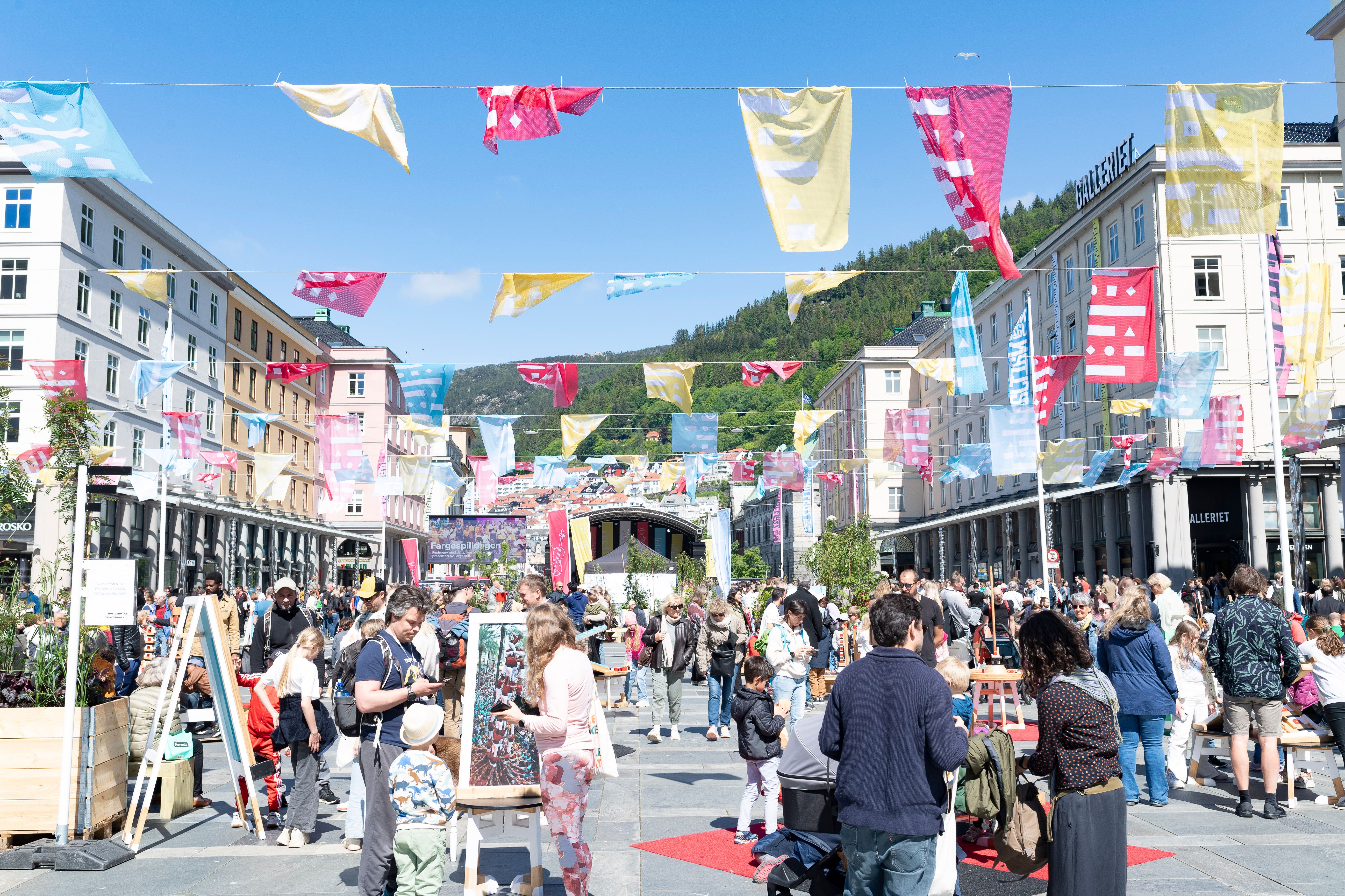 en stor gruppe mennesker på offentlig plass