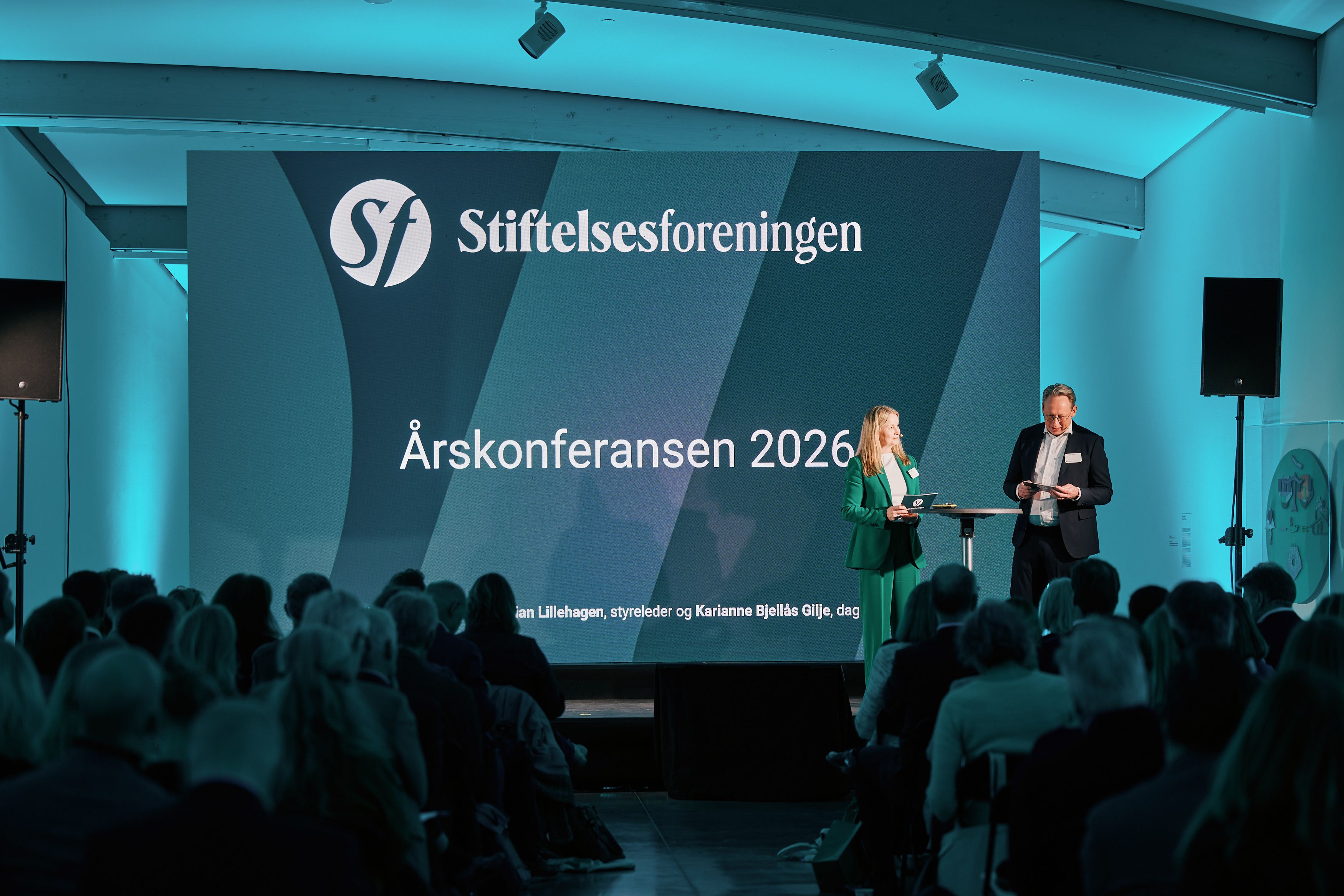 kvinne og mann på scene