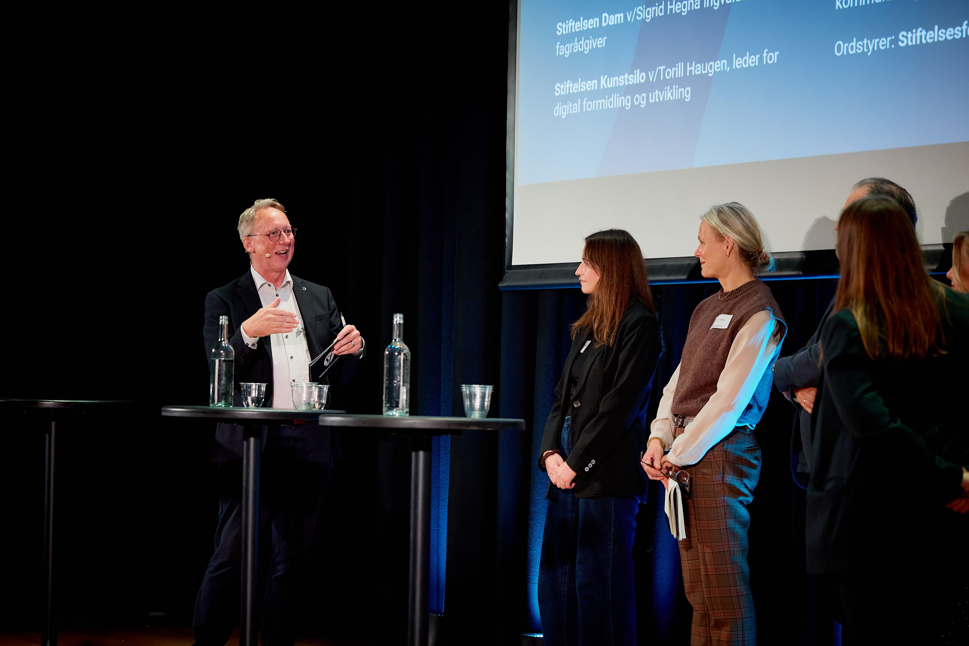 mange mennesker på scene