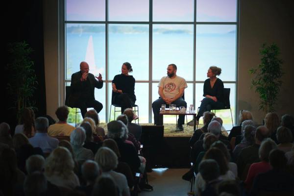 mennesker på en scene