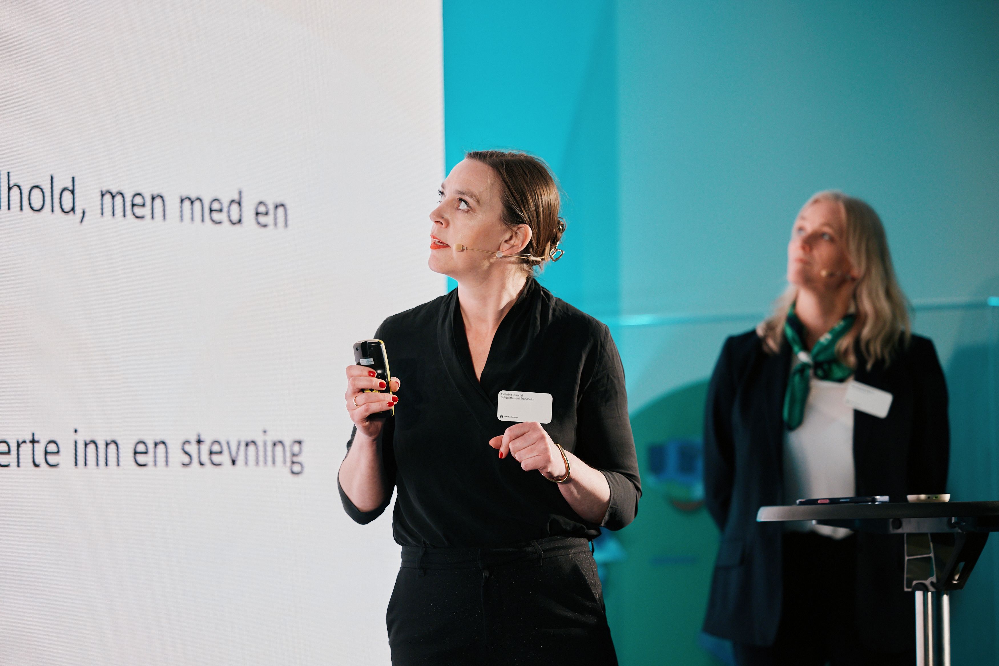 to kvinner på scene