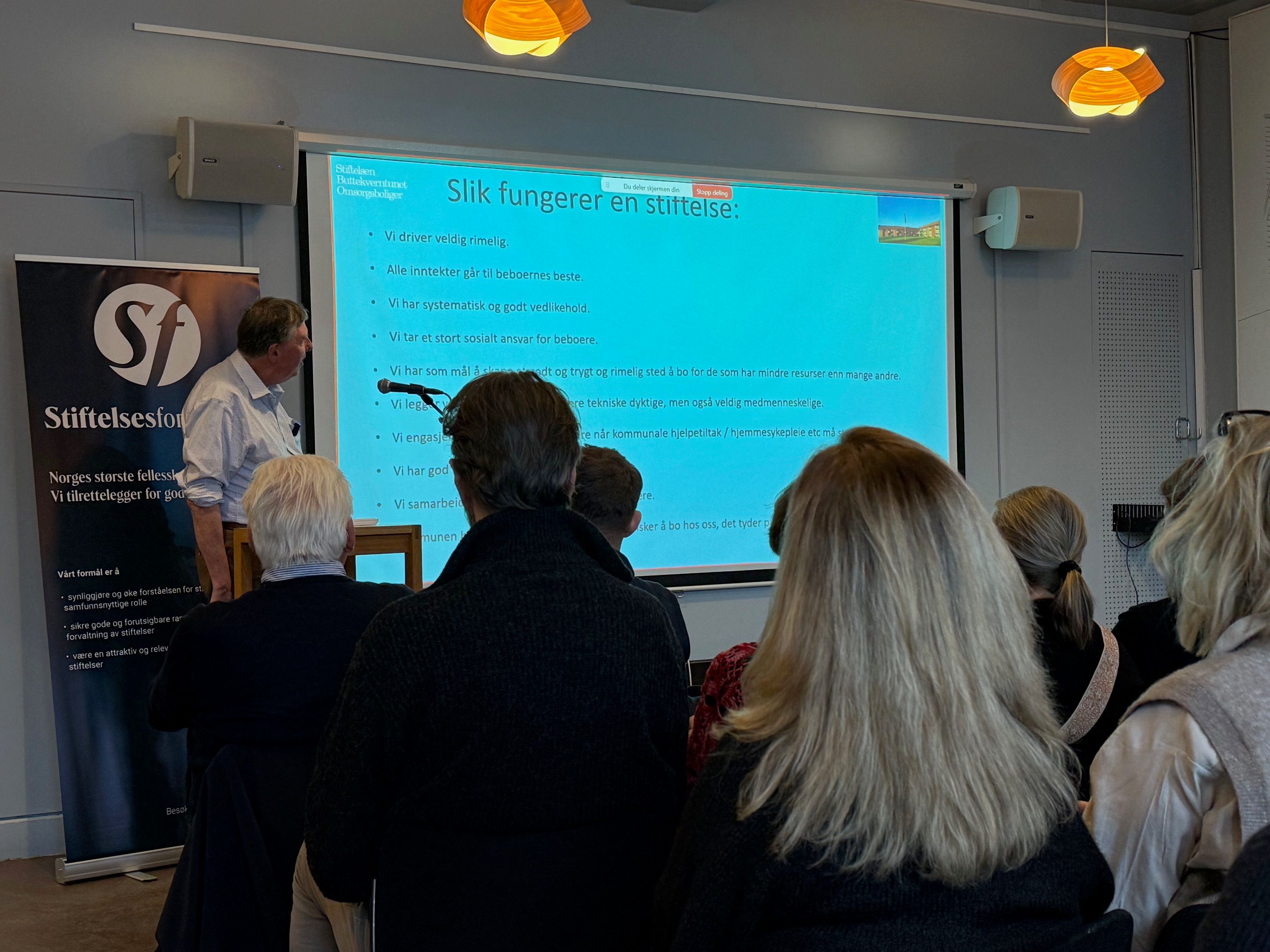 mann foran forsamling