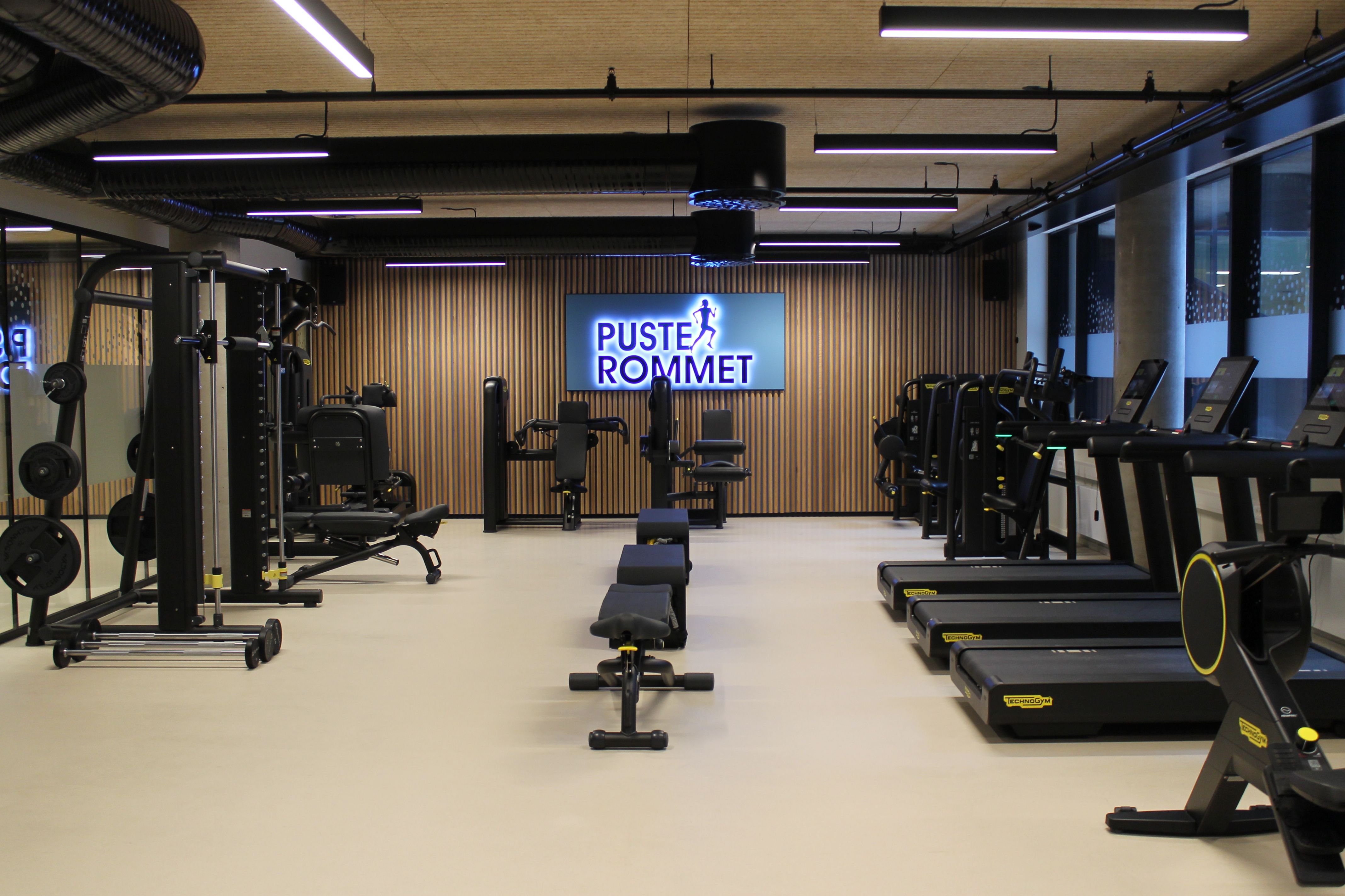 rom med treningsapparater