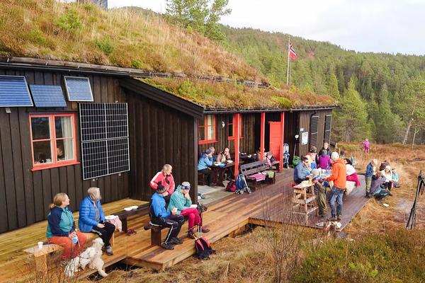 mange mennesker ved fjellhytte