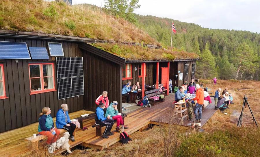 mange mennesker ved fjellhytte