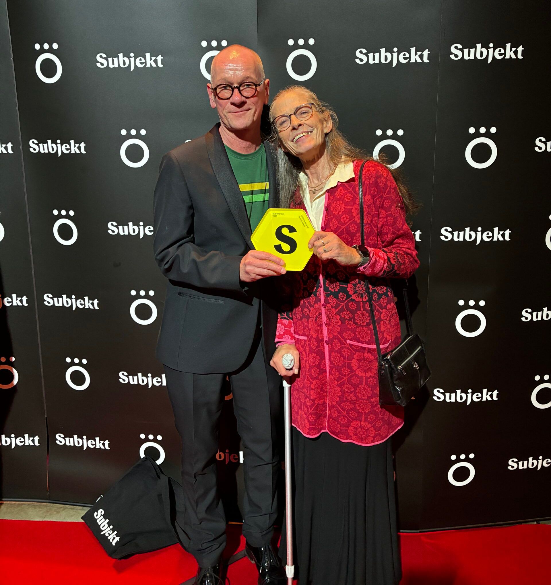 to mennesker på en scene