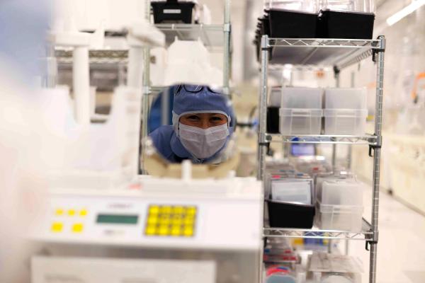 kvinne som jobber på laboratorium