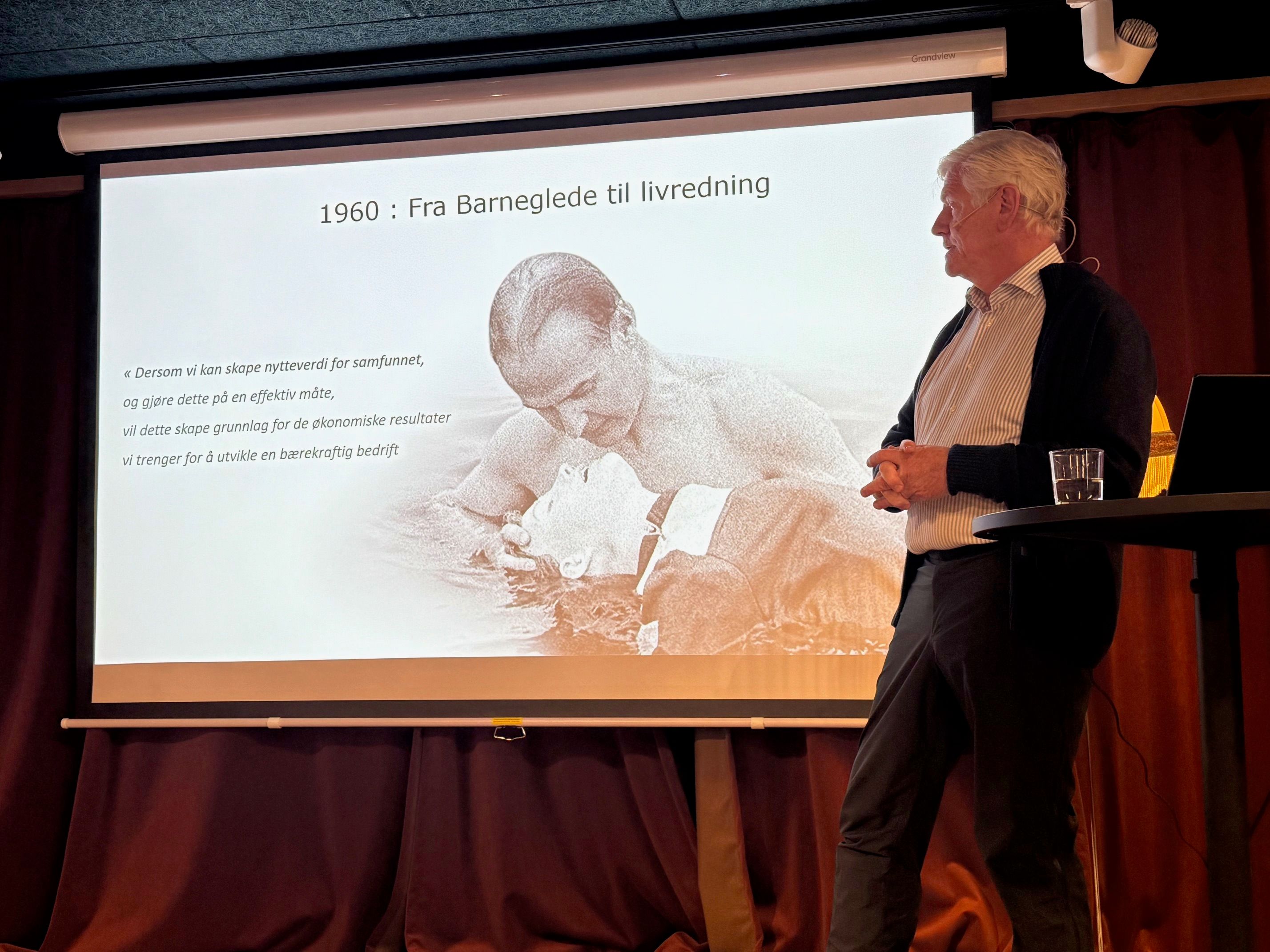 mann på scene