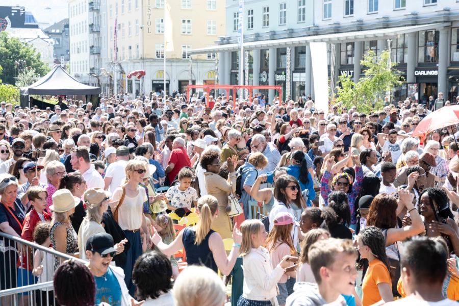 masse mennesker på offentlig plass