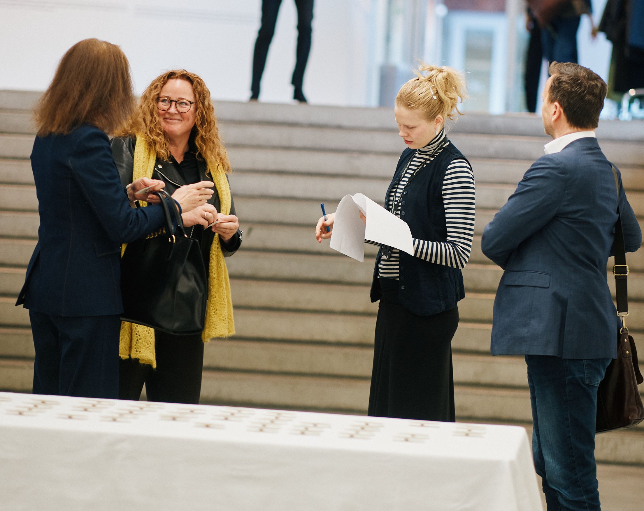 mennesker som mingler