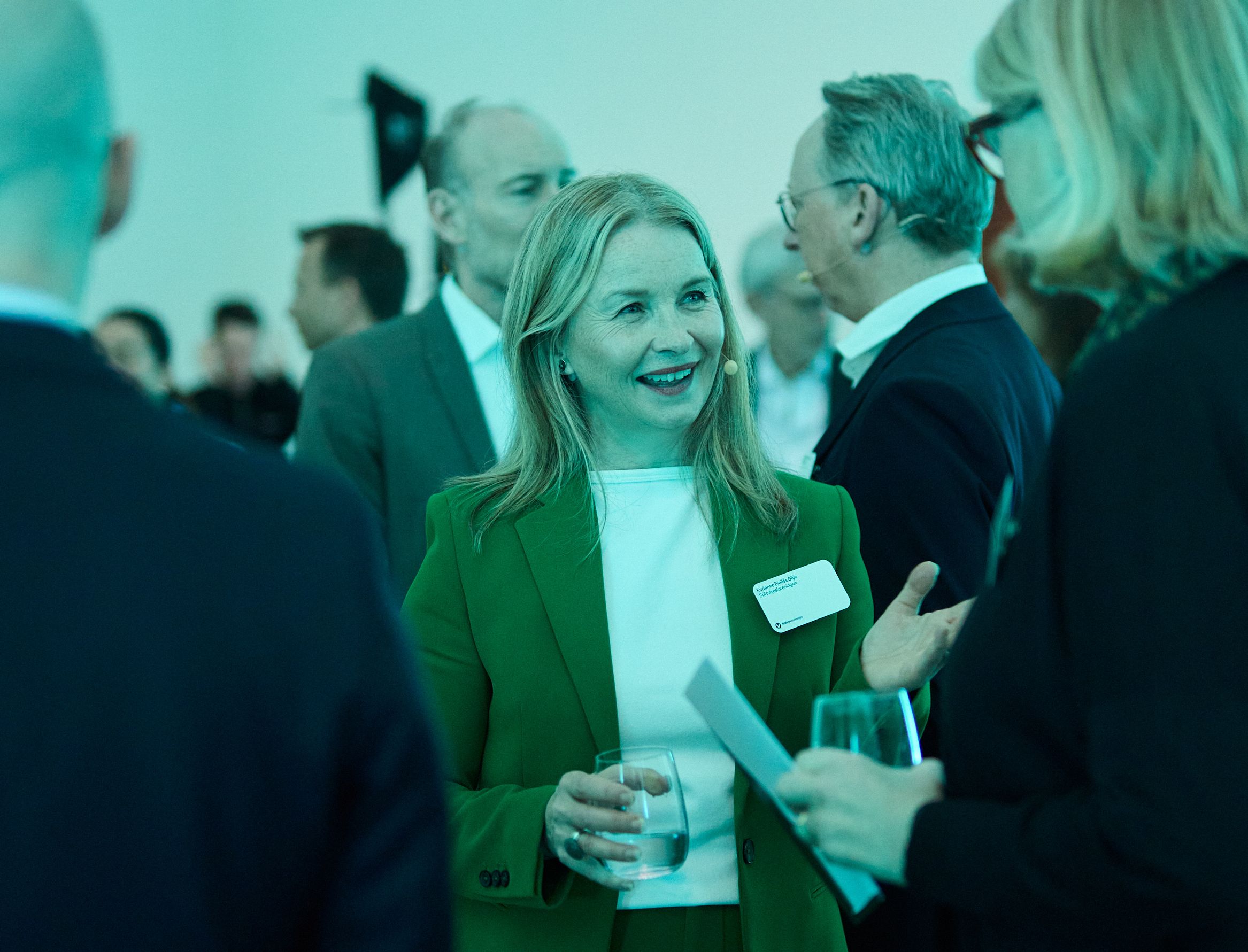 mennesker som mingler