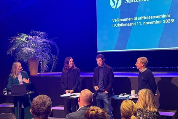 sal med mange mennesker og scene med panelsamtale