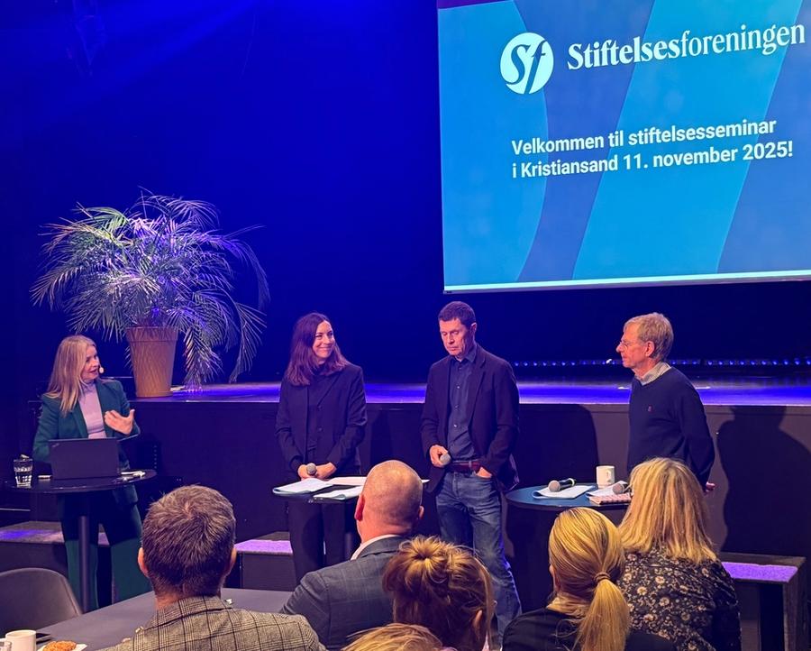 sal med mange mennesker og scene med panelsamtale