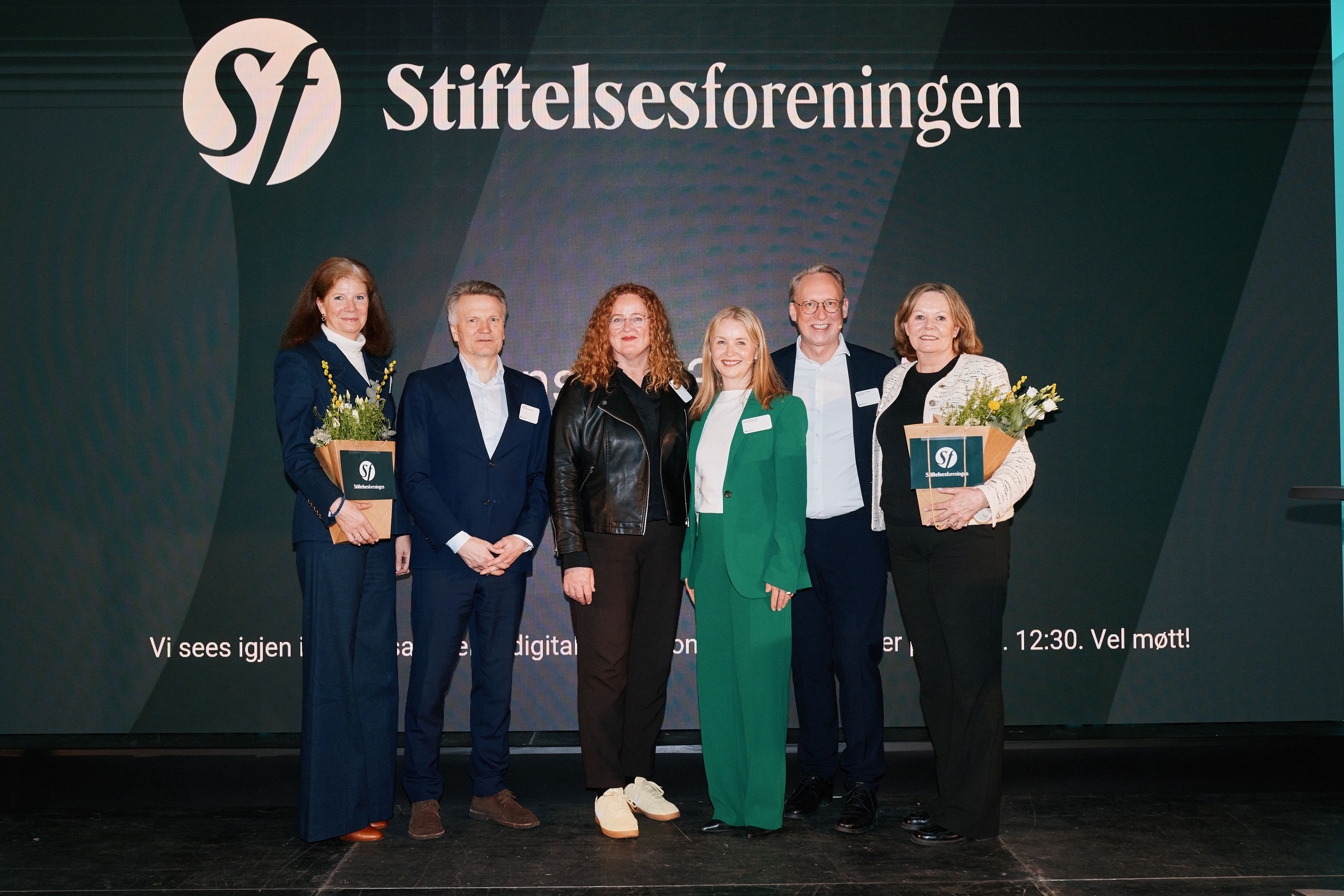 seks personer på scene