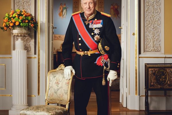 mann ved stol konge