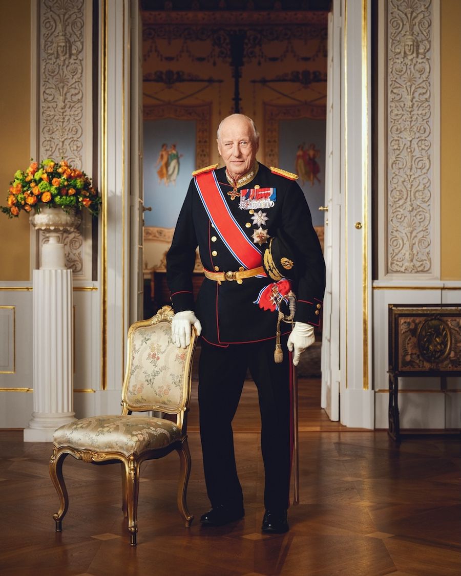 mann ved stol konge