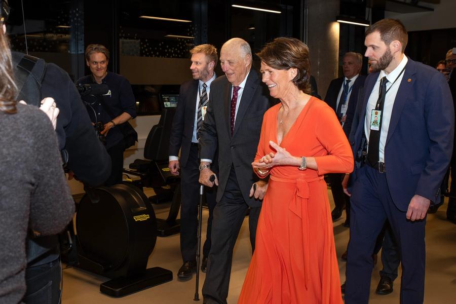 mennesker på åpning av nytt forsknings- og treningssenter